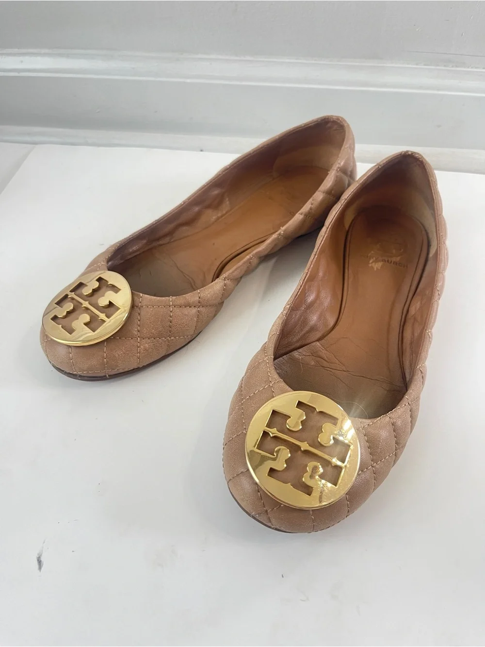 Tory Burch Flats Size 9 Sand With Gold Emblem Quilted Minnie Flats - Picture 2 of 8